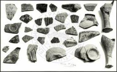 Όστρακα ύστερων ελληνιστικών χρόνων από μεγαρικούς σκύφους, βαλσαμάρια και πινάκια.