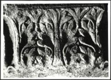 Λεπτομέρεια της διακοσμήσεως του ανωτέρω εικονιζομένου επιθήματος.