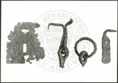 Σιδηρούν έλασμα (πλαξ θωρακίσεως) κλείθρου. στρόφιγξ θυροφύλλου, κρίκος εξαρτημένος από περόνη, στοιχείο στρόφιγκος (κοράκι) θυροφύλλου.