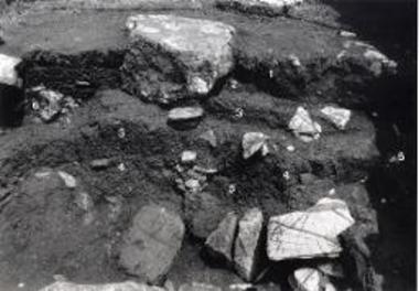 Stratigraphy 16: 1. post-excavational soil, 2. 'dark' layer, 3. reddish-brown and black soil, 4. yellow layer, 5. holes, 6. west stylobate deposit.
