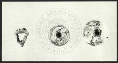 Πυρά Β.  Δύο χρυσά περίαπτα σε σχήμα αγγείου (Β264-ΕΜ 3635) και δύο χάνδρες από υαλόμαζα (Β272, Β273-ΕΜ 3635)..