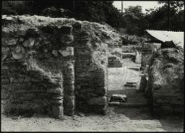 Αγ. Χαράλαμπος Μαρωνείας. Δίοδος μεταξύ του κεντρικού και του πλαγίου κλίτους.