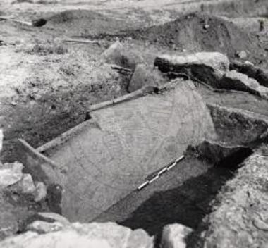 Κεραμοσκεπής τάφος Θ4. Ο τάφος κεκαλυμμένος ως ευρέθη.