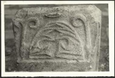 Γλυπτός διάκοσμος επιθήματος.