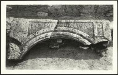 Βασιλική Β (Αλκίσωνος), ανάγλυφο μέλος, πιθανώς από το κιβώριο της Τράπεζας ή από την τοζοτή επίστεψη θύρας, ενεπίγραφο και με σιμπίλημα του Επισκόπου Δουμετίου (ΑΜΝ03059).