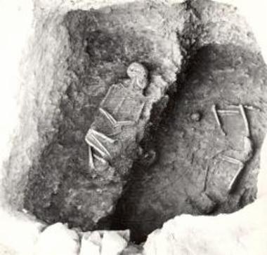 Περατή. Το νεκροταφείον. Τάφος 150, με νεκρόν ύπτιον οκλάζοντα.