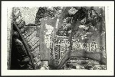 Λείψανα ψηφιδωτής παραστάσεως Ευαγγελιστού επί του ΒΔ. λοφίου.