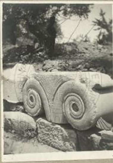 Αιολικόν κιονόκρανον αρχαϊκού ναού Λέσβου.