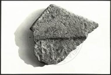 Θραύσμα πήλινης κεραμίδας.