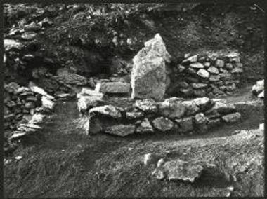 Τάφος 7ου αιώνα. Σήμα και τράπεζα.