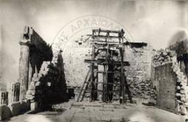 Παρθενών. Γενική άποψις της θύρας και των παρακειμένων τοίχων, ως είχον.