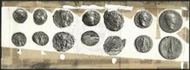 Επιλογή επτά χαλκών νομισμάτων. 1: Συρακουσών (465-425 π.Χ.). 2: Ευβοϊκής Συμπολιτείας. 3: Ερετριέων Κομμόδου. 4: Χαλκίδος (197-146 π.Χ.). 5: Περγάμου-Μυσίας (2ος-1ος π.Χ. αι.). 6: Δηνάριον Δομιτιανού. 7: Σηστέρτιος Τραϊανού.