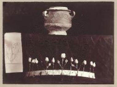 Θήβα. Πυξίδιο, χαλκοί μίσχοι και πήλιναι κάλυκες στεφάνου.