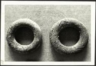 Νεκυομαντείον Αχέροντος. Χαλκοί τροχοί με εγχάρακτον το όνομα Λυκώτα.