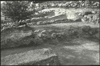 Οικία Μ. Δυτικά δωμάτια εν μέρει λαξευμένα εις τον βράχον, από Βορρά.