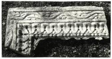 Πλαίσιον διατρήτου θωρακίου κοσμούμενον δι' αναγλύφων κοσμημάτων και κυματίων.