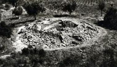 Ο τύμβος Αγ. Ιωάννου Παπουλίων εκ ΔΒΔ.