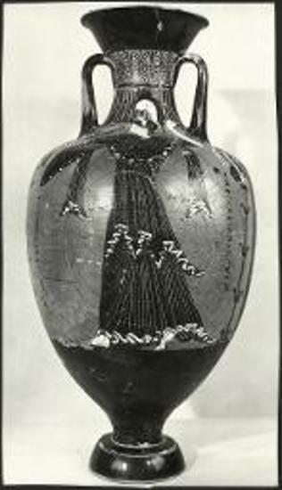 Ο παναθηναϊκός αμφορεύς της ομάδος Χαρικλείδους. Η Αθηνά προς τα αριστερά. Πτερωταί Νίκαι επί κιονίσκων εκατέρωθεν αυτής και αι επιγραφαί: ΤΟΝ ΑΘΕΝΕΘΕΝ ΑΘΛΟΝ αριστερά και ΧΑΡΙΚΛΕΙΔΗΣ ΗΡΧΕΝ δεξιά.