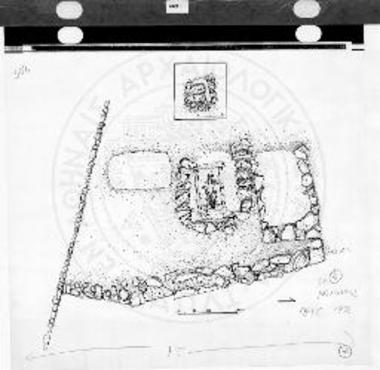 Ανώνυμος ταφικός περίβολος του βορείου δρόμου, και λεπτομέρεια του κεντρικού τάφου πριν το άνοιγμά του.