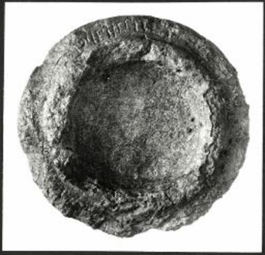 Ενεπίγραφη τράπεζα από οφίτη.