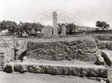 Ταφικός περίβολος με επιτύμβιο ανάγλυφο.