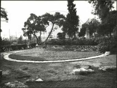 Στυλοβάτης ημικυκλικής στοάς ρωμαϊκού κτιρίου στην περιοχή του Ολυμπιείου.