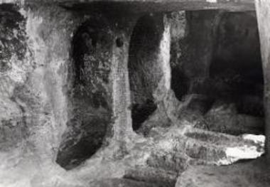 Αρκοσόλια αρχικού νεκρικού θαλάμου (από Ν.).