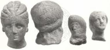 Κεφαλές πηλίνων κλασικών ειδωλίων από την ανασκαφή.