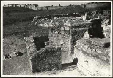 Βασιλική Β (Αλκίσωνος), το νοτιοανατολικό τμήμα της αψίδας του ιερού με τις αντιρήδες, στο βάθος το δυτικό σκέλος του παλαιοχριστιανικού τείχους.