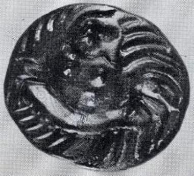 Θαλαμοειδής τάφος Ι, φακοειδής σφραγιδόλιθος από στεατίτη: ταύρος με ανεστραμμένο κεφάλι.