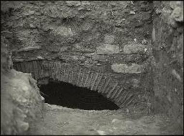 Αγ. Χαράλαμπος Μαρωνείας. Τοξοειδές άνοιγμα θολωτού κτίσματος.