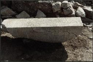 Συγκόλληση μαρμάρινης λιθοπλίνθου του ναού.