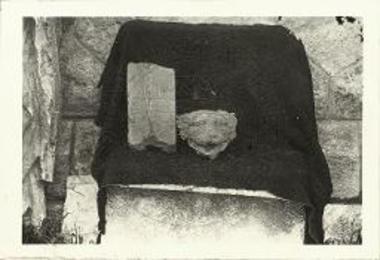 Πλατανιστός Ευβοίας. Κέραμος καλυπτήρ και πηλίνη λεοντοκεφαλή εκ του αρχαίου οικοδομήματος.