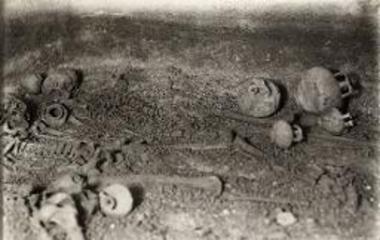 Εσωτερικόν αδιατάρακτου λαξευτού τάφου.