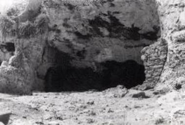 Τοιχοποιΐα βυζαντινών χρόνων (δεξιά) έμπροσθεν του σπηλαιώδους κοιλώματος.