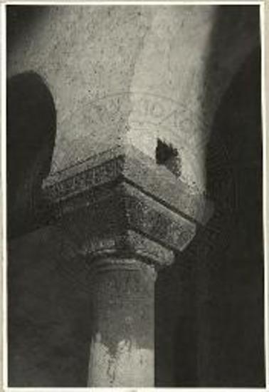 Κιονόκρανον εκ της τοξωτής εσωτερικής κιονοστοιχίας του ναού του αγίου Νικολάου εν Δελβίνω.