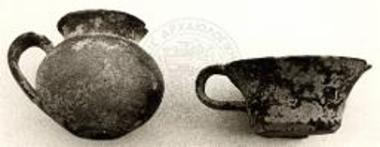 Λεβητοκυάθιον και κύπελλον (ΥΕ ΙΒ) του τάφου 4.