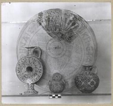 Τινά των ωραιοτέρων αγγείων του τάφου των Παρασκιών.