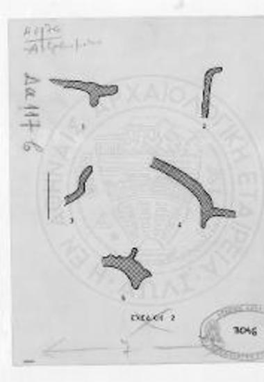 Τομαί θραυσμάτων αγγείων: 1 και 5, πώματα πυξίδων? 2 και 3, εκ του χείλους ανοικτών αγγείων μετά φυτικού διακόσμου? 4, εκ του πώματος λεκανίδος.