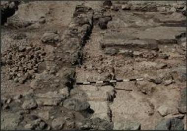 Πλακόστρωτο π-44 και τομή χώρου 44α, από Α. Αριστερά, στον χώρο 42α, οι εξαχθέντες μικροί λίθοι της τομής.