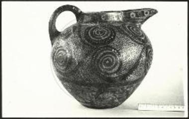 (EN) Minoan jug finely painted in red, brown and white.