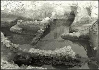 Γρόττα. Τα ερείπια της μυκηναϊκής πόλης σε σχέση με το νερό.