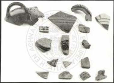 ΥΓ όστρακα από την τομή Α - Α' χώρου Θ. ΟΜ 24: στρώμα ζωής - καταστροφής. ΟΜ 26, 27, 32: στρώματα φυσικών επιχώσεων.