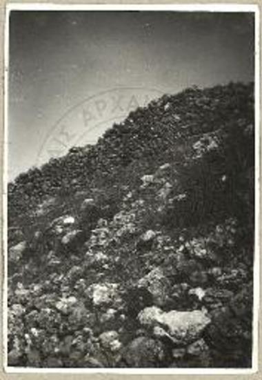 Κάτω εμπρός μέρος του προϊστορικού τείχους, άνω δε μέρος του Ιουστινιανείου τείχους της Αναρράχης (Δέβρης).