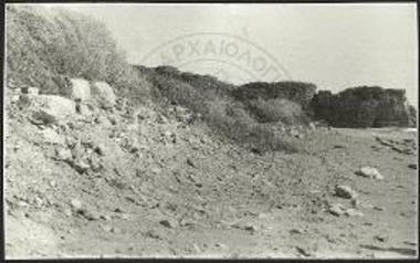 Τοίχοι μινωϊκού νεοανακτορικού οικισμού εις τον όρμον της Ψαρής Φοράδας Βιάννου.