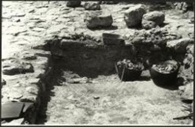 Δ. τμήμα δωματίου δ - 30 και τμήμα της Μεγάλης Αυλής, Μ - Α, μετά την έναρξιν της ανασκαφής.