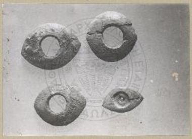 Οστέινοι οφθαλμοί (ο της κάτω σειράς δεξιά ελεφάντινος).