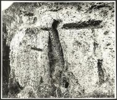 Λαξεύματα δεξιά της νοτίας εισόδου του σπηλαίου  υπ΄ αριθ. 3.