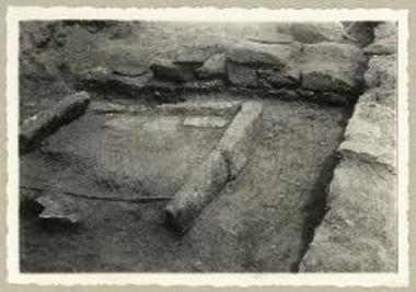 Τετράπλευρος κτιστή εστία (Ε) επί του δαπέδου του διαμερίσματος β΄του σχεδιαγράμματος.