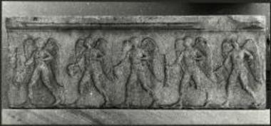 ΕΑΜ 1451. Ανάγλυφη πλάκα με πομπή από φτερωτούς Έρωτες. Βρέθηκε μάλλον στον περίβολο του ιερού της Αφροδίτης και του Έρωτα, στη βόρεια κλιτύ της Ακρόπολης.